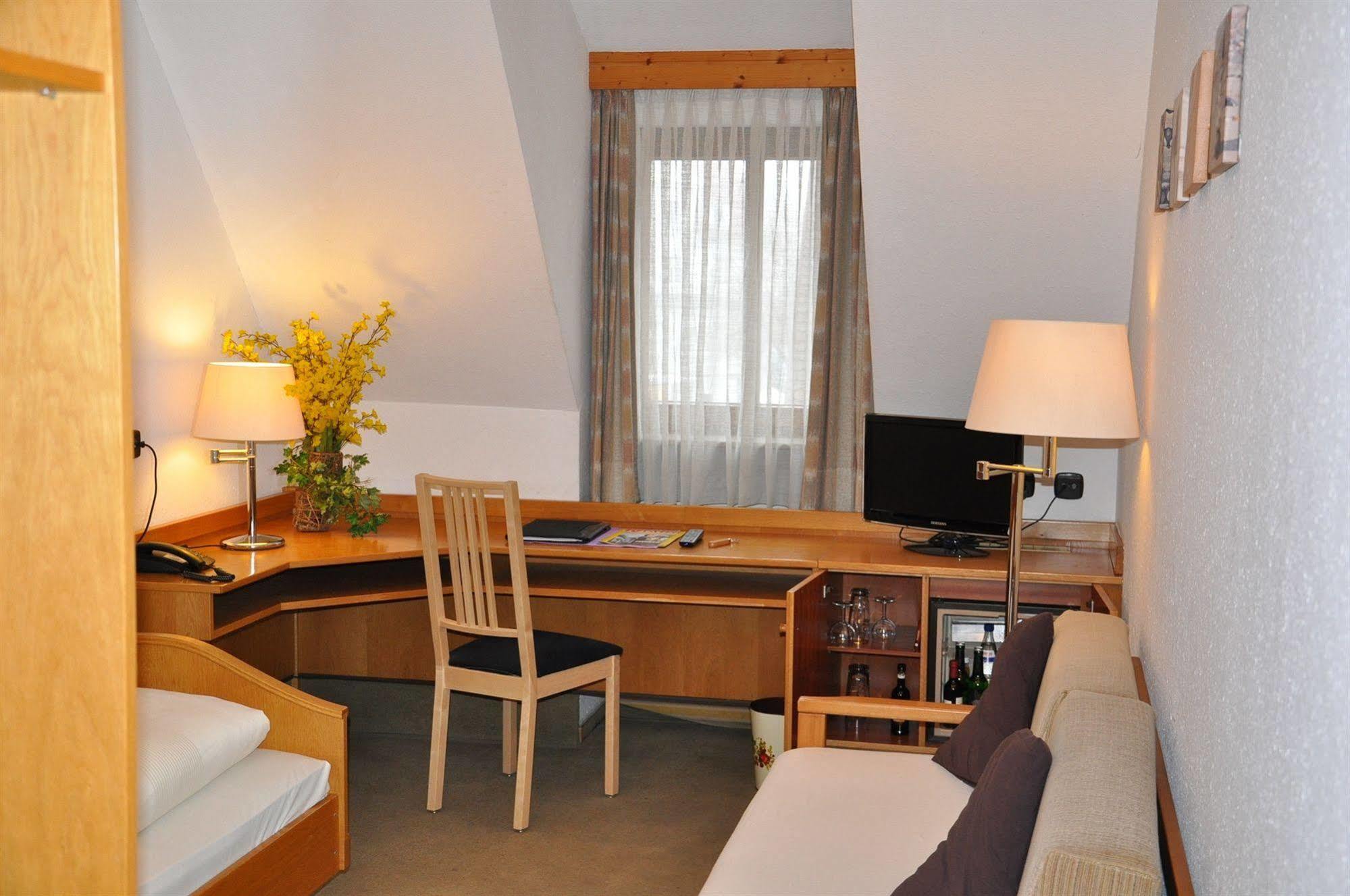 غينغن آن در برنتس Hotel Und Restaurant Lamm المظهر الخارجي الصورة